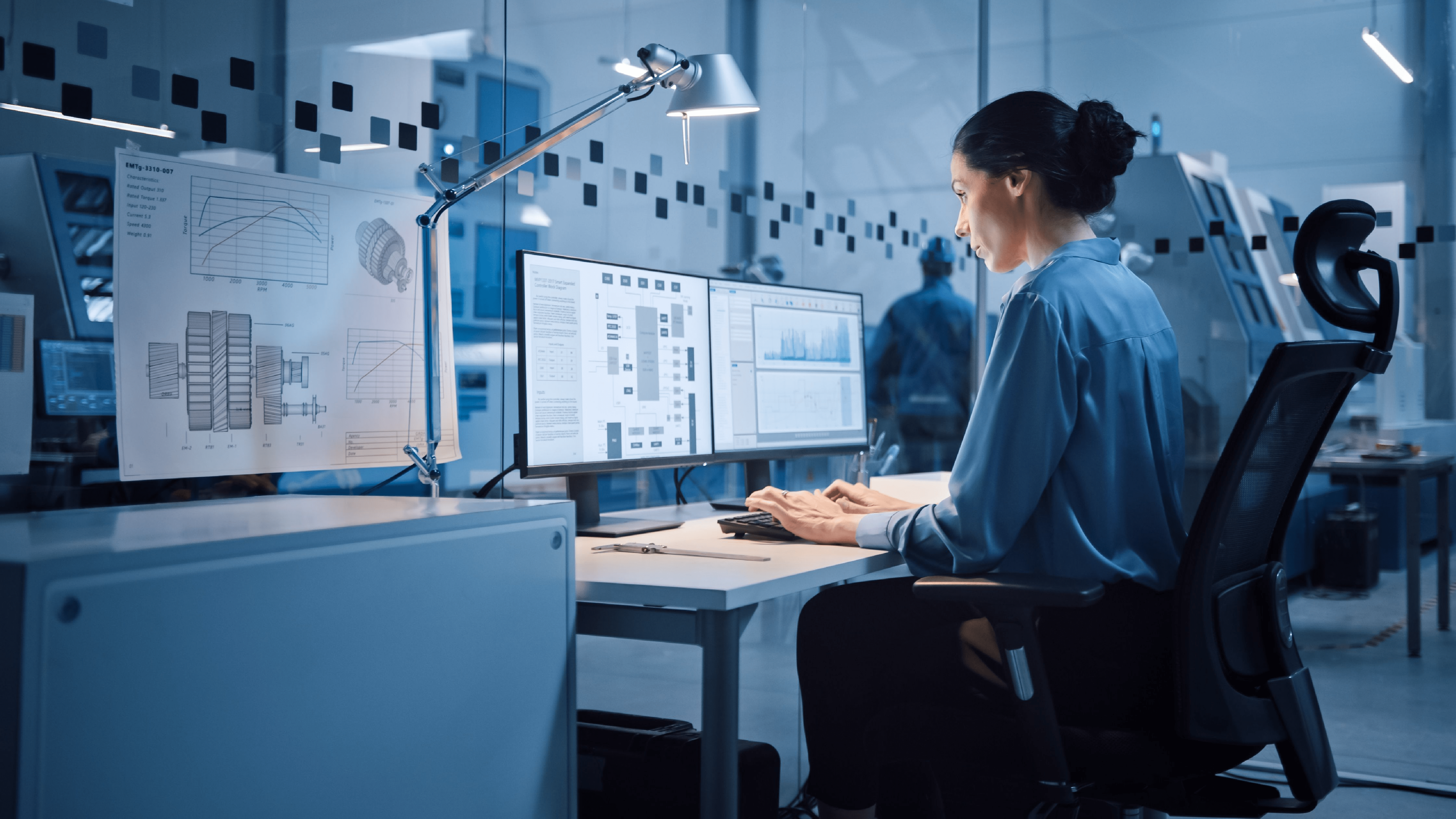 Ejecutiva analizando información desde un dashboard