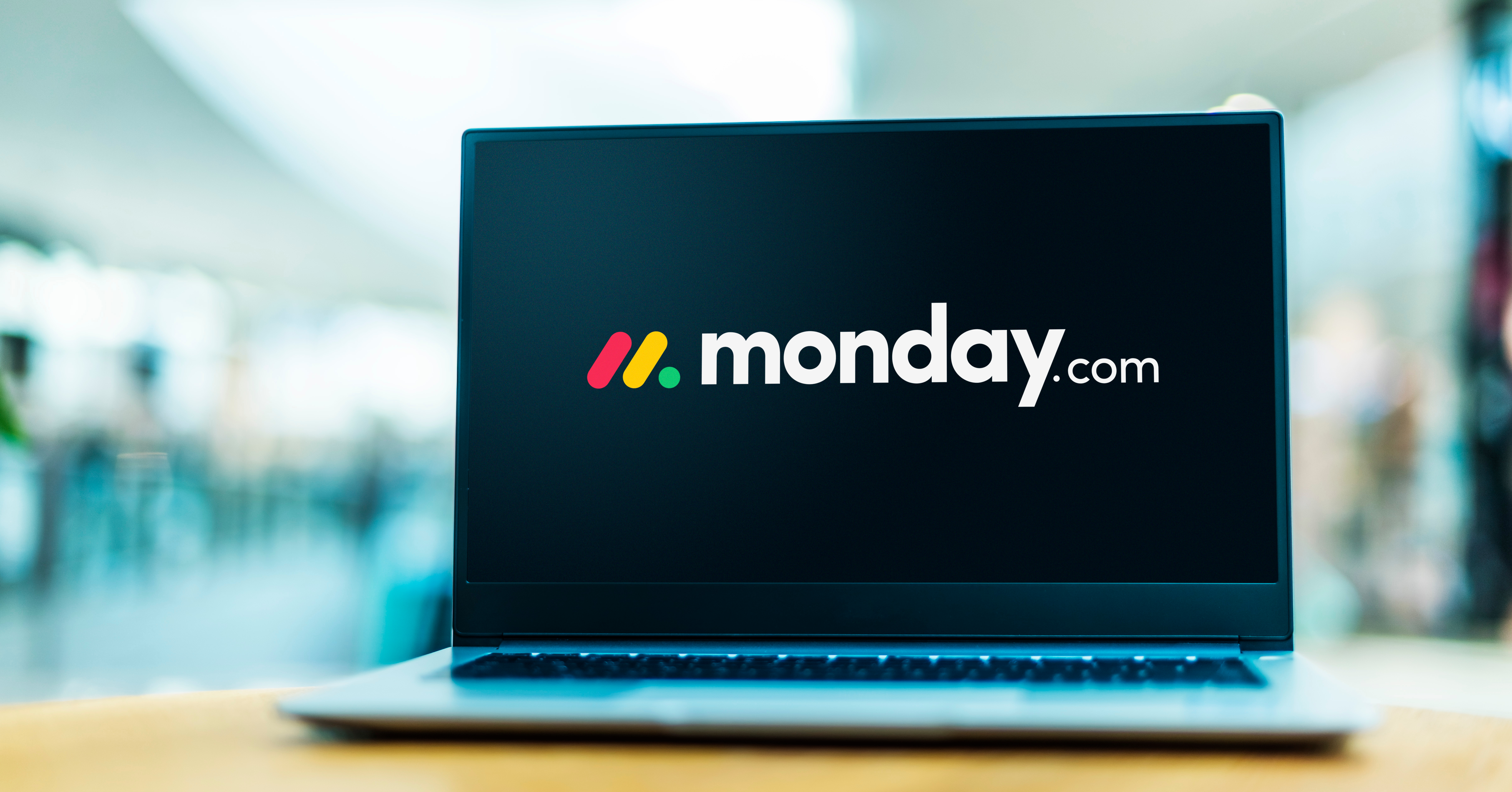 Fotografia de laptop con el logo de monday.com en la pantalla